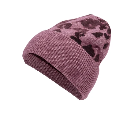 Un bonnet tricoté violet avec un motif animalier marron foncé.
