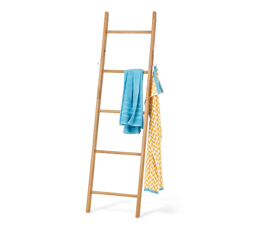Deux étagères échelle en chêne avec une serviette bleue et une serviette jaune et blanche.