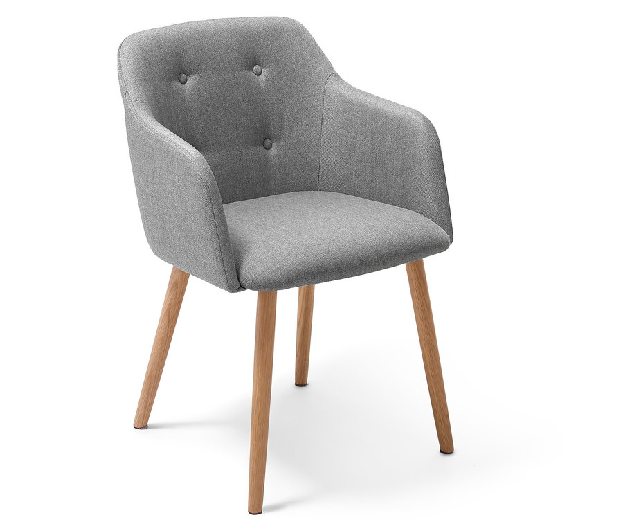 Une chaise rembourrée gris clair avec des pieds en bois sur un fond blanc.