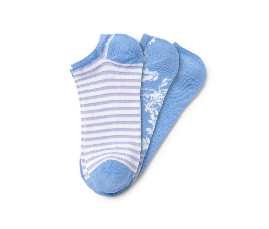 Trois paires de socquettes : une paire rayée, une avec un motif floral, une bleu clair.
