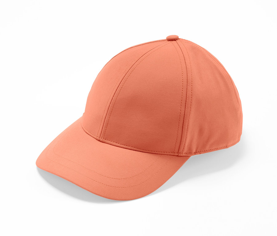 Une casquette de sport orange sur fond blanc.