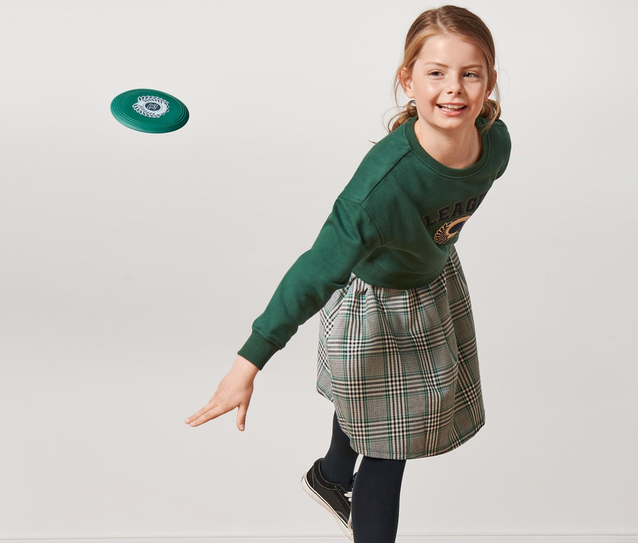 Fillette lançant un disque volant souple.