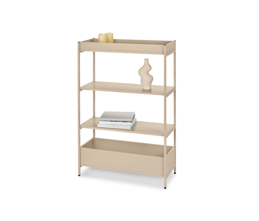 Console beige avec quatre étagères, des bougies sur l'étagère supérieure, un vase sur la deuxième et des livres sur la troisième.