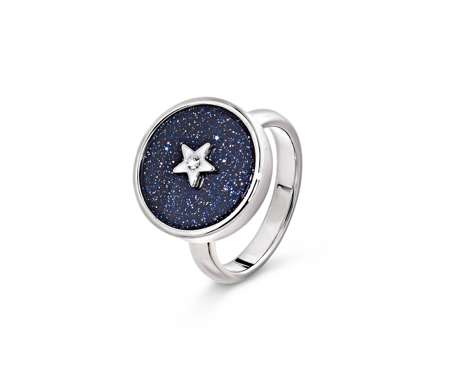 Bague Ciel étoilé argentée avec une pierre bleu foncé et une étoile au centre.