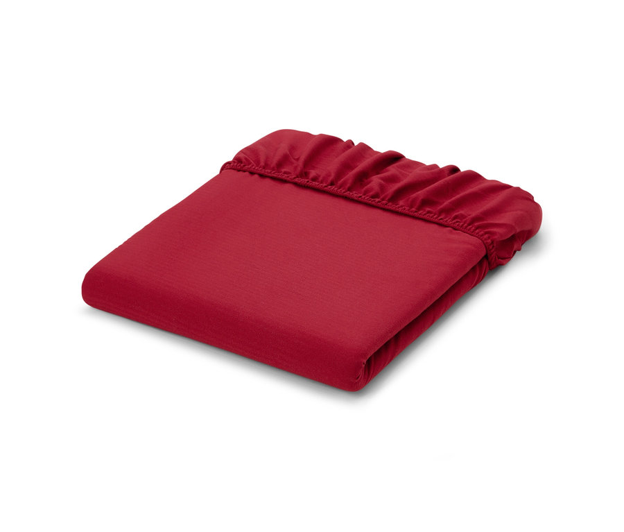 Un drap-housse rouge en flanelle de microfibre de taille standard, plié sur un fond blanc.