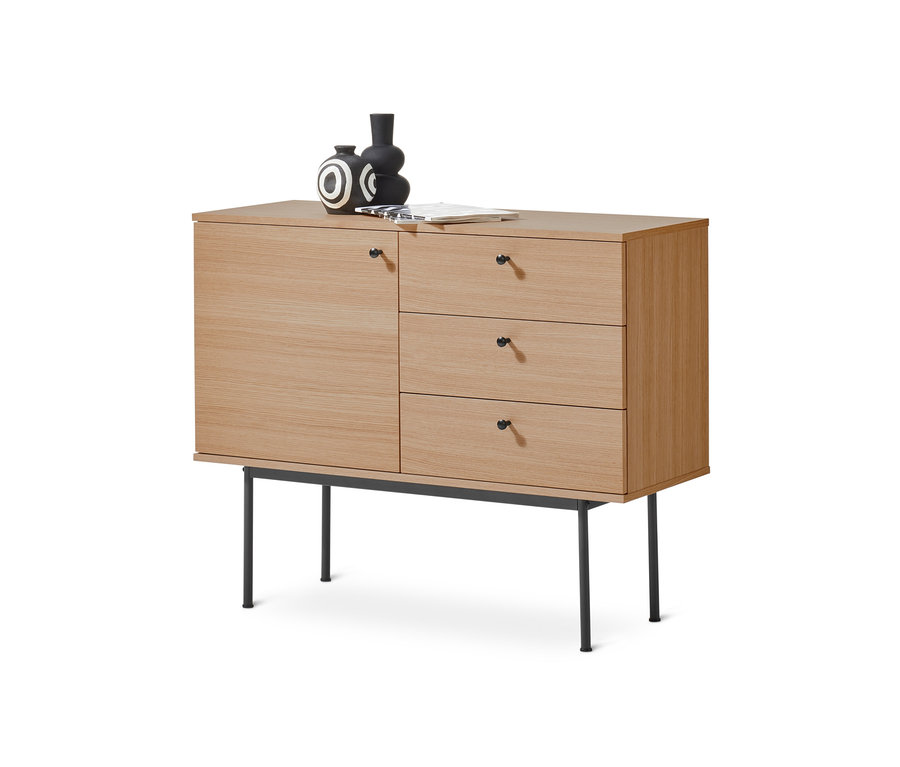 Console »Finnsbo« avec tiroirs. Deux vases sont posés dessus et une feuille de papier est posée.