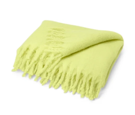 Couverture jaune, env. 130 x 150 cm, pliée sur un fond blanc.
