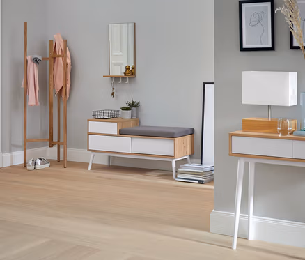 Entrée avec banc à chaussures, miroir à crochets et tablette, portant en bois et lampe de table avec pied en bois.