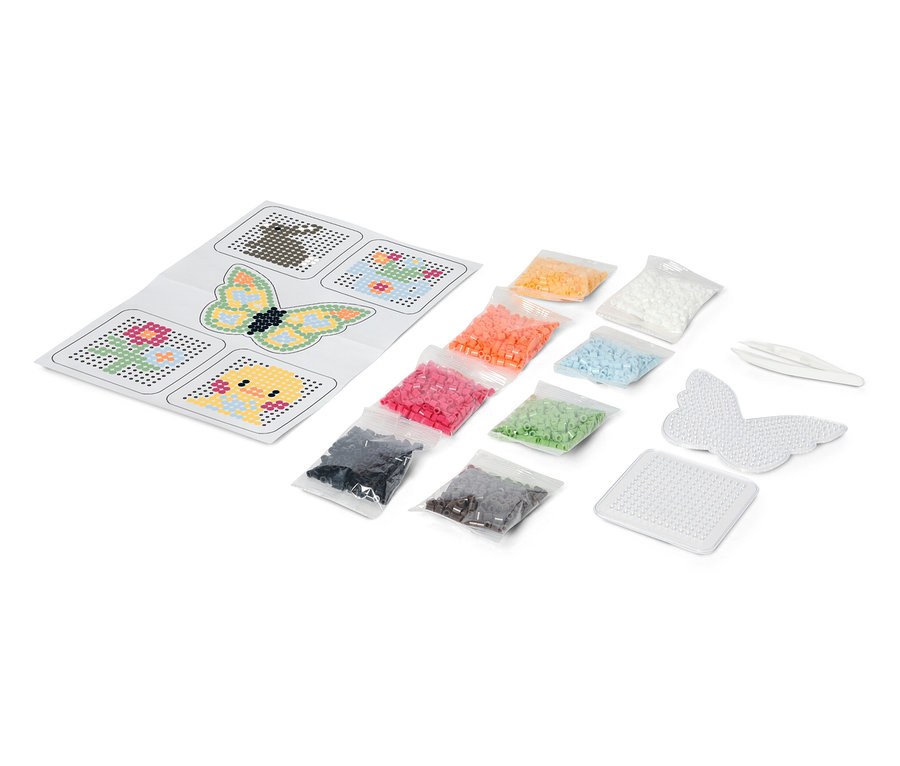 Kit de bricolage avec feuille de modèle à motif de papillon, perles colorées en sachets et accessoires.