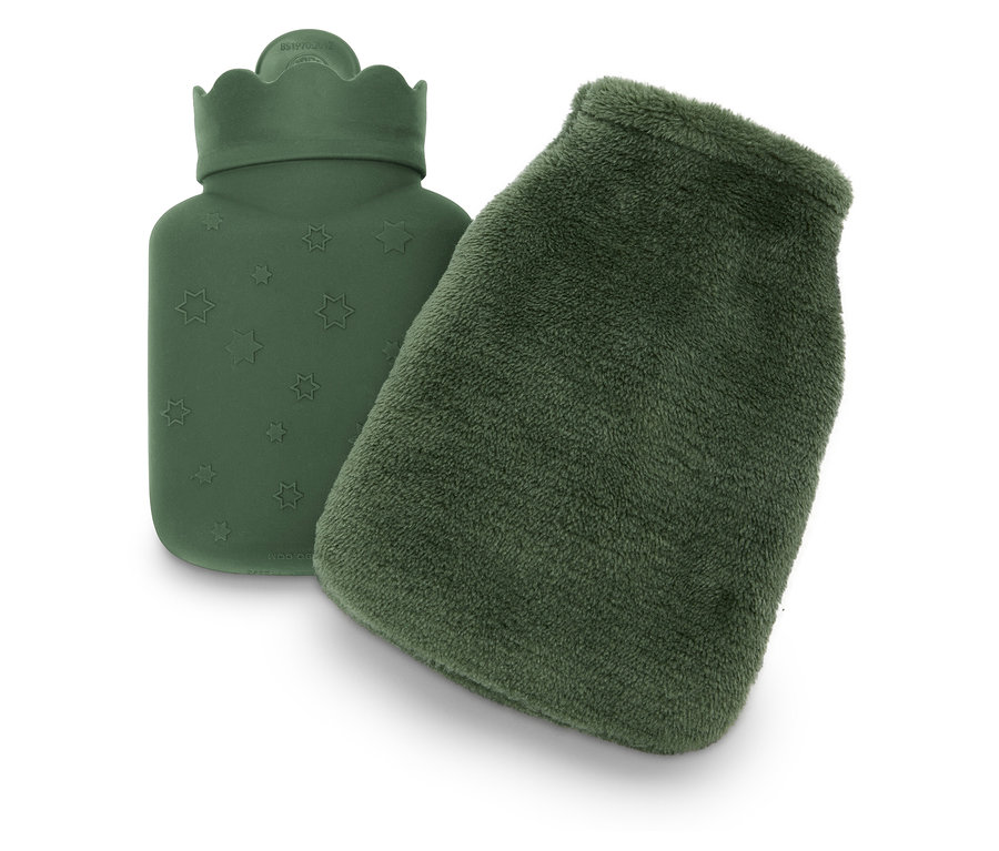 Bouillotte en caoutchouc vert avec étoiles et housse en peluche verte.