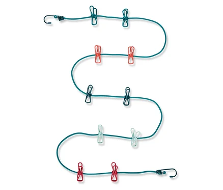 Une corde à linge turquoise sinueuse avec des pinces à linge de différentes couleurs (bleu, rouge, bleu clair).