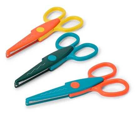 Trois paires de ciseaux zigzag de couleurs jaune/orange, vert/bleu et bleu/orange sont posées sur un fond blanc.