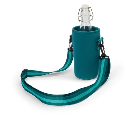 Une bouteille en verre avec bouchon à étrier dans un étui de bouteille turquoise avec une bandoulière.