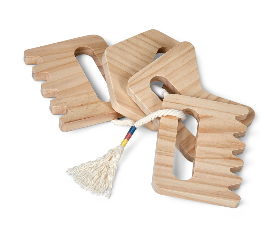 Quatre peignes à sable pour enfants en bois reliés par une corde avec des détails colorés.