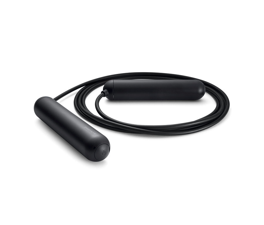 Une corde à sauter noire « Smart Rope » de Tangram est posée sur une surface blanche.