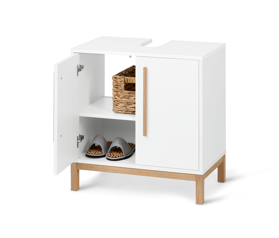 Un meuble sous vasque « Eklund » blanc ouvert avec un panier et des chaussons à l'intérieur.