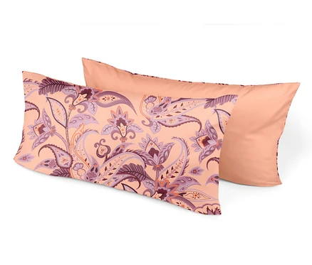 Deux taies d'oreiller en jersey avec un motif floral dans les tons orange, violet et marron.