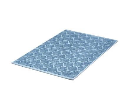 Tapis de douche bleu « Coquillage » avec motif de coquillages en relief.