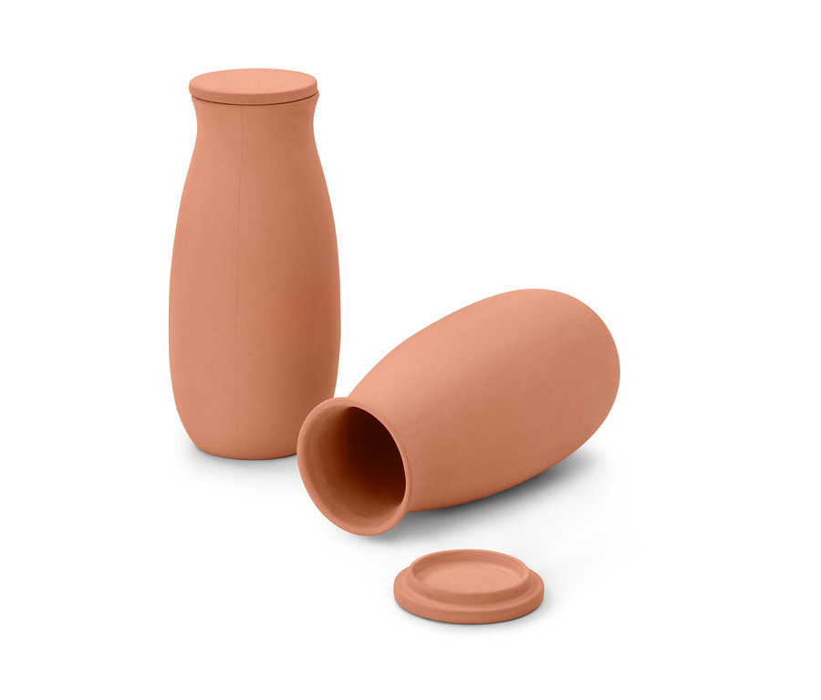 Deux grandes aides à l'arrosage en terre cuite, une debout et une couchée avec un couvercle à cÎté.