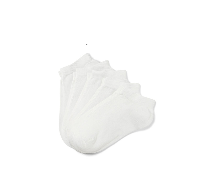 Cinq paires de soquettes blanches pour enfant sont empilées.