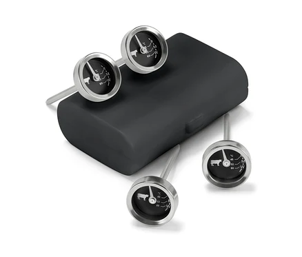 Quatre thermomètres pour barbecue avec un étui noir.