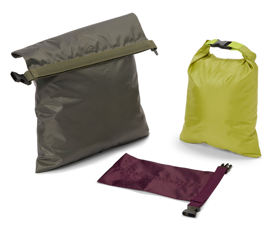 Trois sacs étanches de couleur olive, vert citron et violet reposent sur un fond blanc.