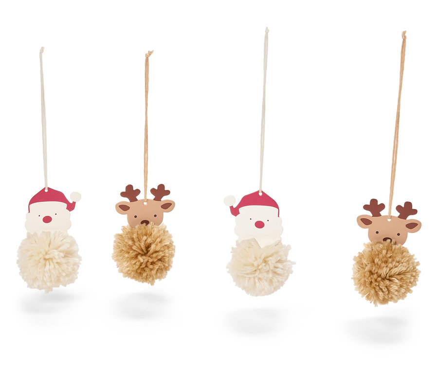 Quatre décorations de Noël, deux avec des motifs de Père Noël et deux avec des motifs de rennes, suspendues sur un fond blanc.