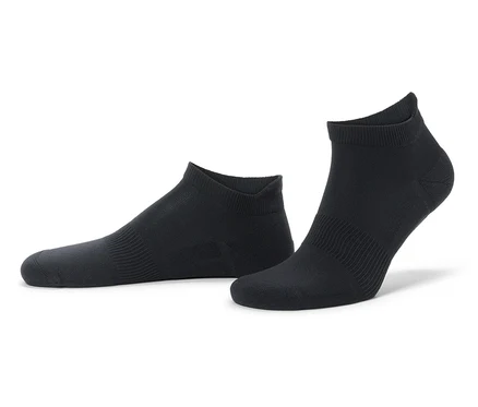 Deux chaussettes noires sur fond blanc.