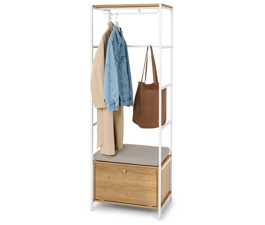 Porte-manteau avec veste beige, veste en jean et sac marron, avec un banc avec tiroir en dessous.