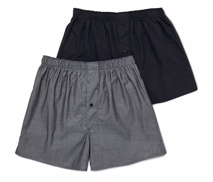 Deux boxers pour hommes, un gris et un noir, sont posés l'un sur l'autre.