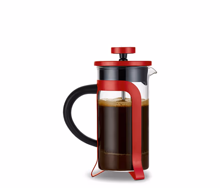 Une cafetière à piston rouge de 300 ml avec 2 tasses remplie de café. Un set cadeau « Amour-To-Go » est visible en arrière-plan.