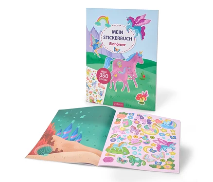 Un livre d'autocollants licornes ouvert est posé sur une surface blanche. La couverture montre des licornes roses, une fée bleue et un arc-en-ciel. La page intérieure gauche présente un monde sous-marin, la page droite une feuille d'autocollants licornes colorés.