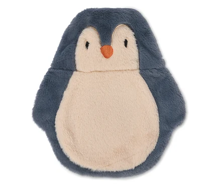 Une housse de bouillotte moelleuse en forme de pingouin avec un corps bleu foncé, un ventre et un visage beige clair, un bec orange et des yeux noirs brodés.