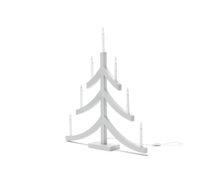 Un chandelier LED XL blanc en forme de sapin de Noël avec sept ampoules.