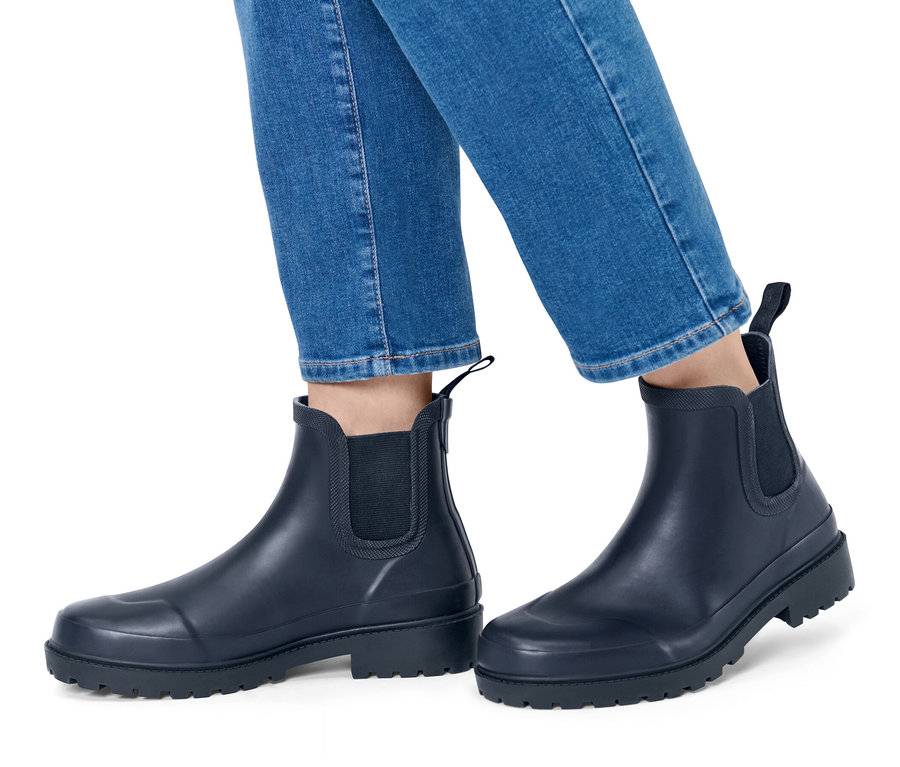 Pieds en jean et bottines de pluie.