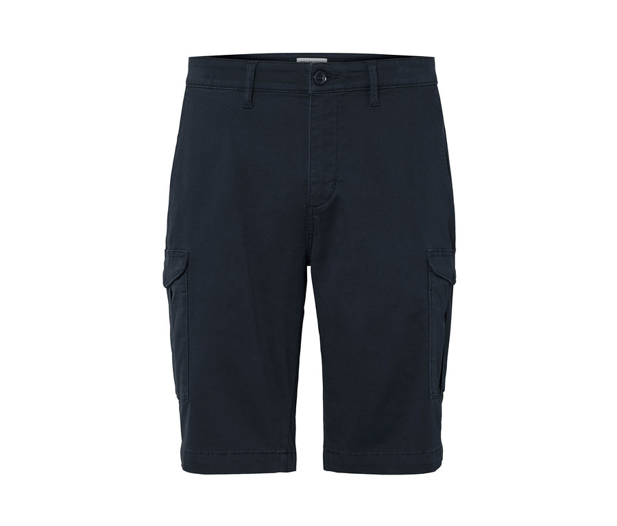 Short cargo bleu foncé.