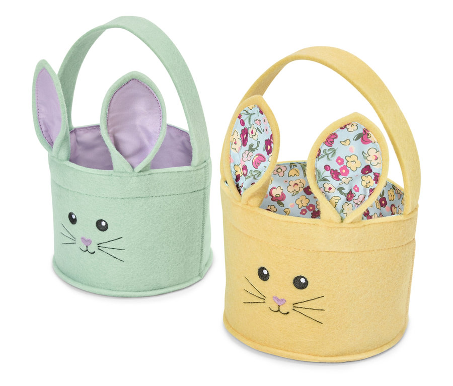 Deux paniers de Pâques en forme de lapin, un vert clair et un jaune.