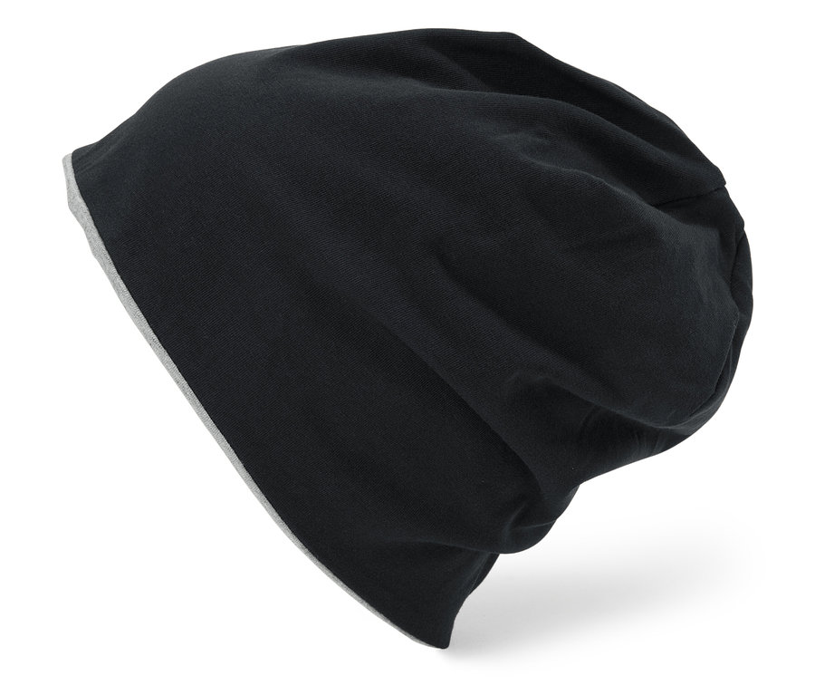 Un bonnet noir tricoté avec une doublure grise posé sur un fond blanc.