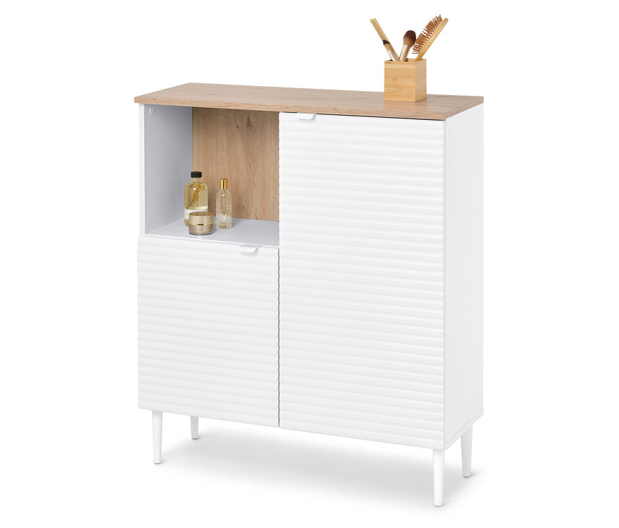 Armoire blanche avec deux portes, une étagère et un dessus marron clair avec des cosmétiques et des pinceaux de maquillage.