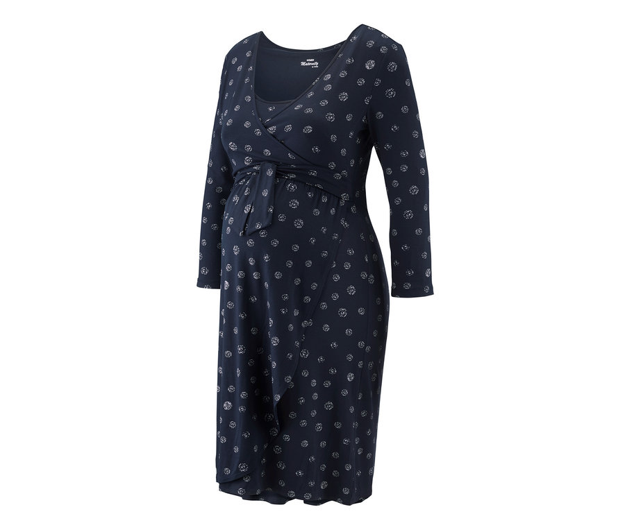 Robe de grossesse bleu marine à motif floral et à l’aspect cache-cœur.