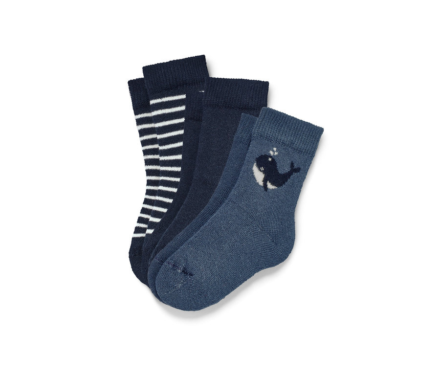 Trois paires de chaussettes pour bébé.