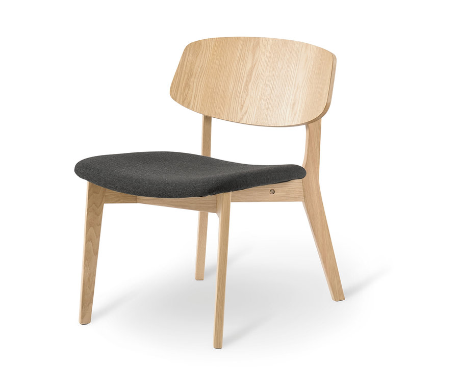 Une chaise d'intérieur avec une assise rembourrée grise et un dossier en bois clair.