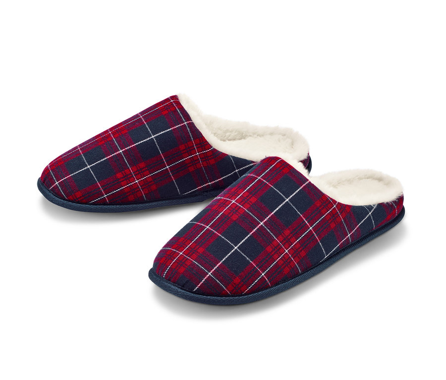 Deux chaussons à carreaux.