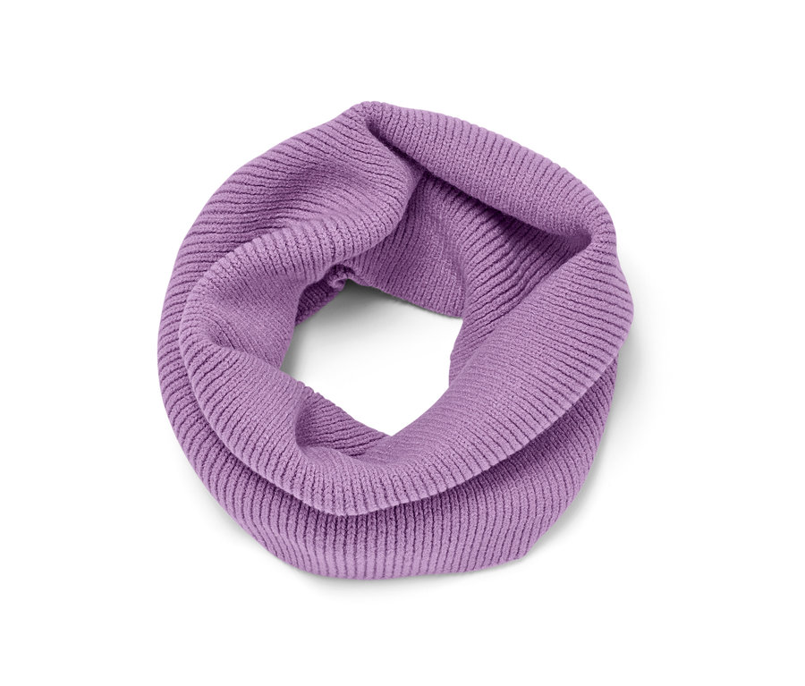 Une écharpe tube en maille violette.