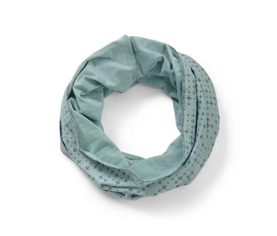 Un foulard multifonction bleu enroulé en cercle.