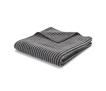 Linge de bain de haute qualité, gris, plié.