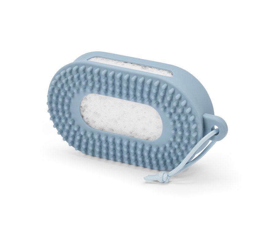 Une éponge de douche bleue.