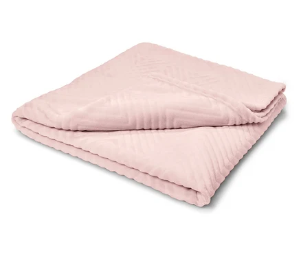 Une couverture rose pliée sur un fond blanc.