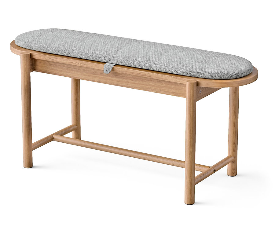 Banc en bois clair avec assise en tissu gris.