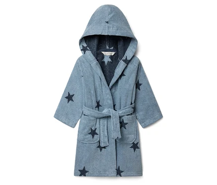 Un peignoir bleu à motif d'étoiles avec une capuche posé sur un fond blanc.